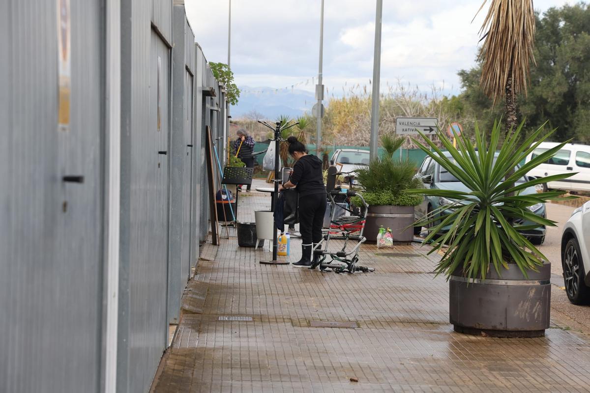 Vecinos de Cogullada limpian en barro de sus casas tras la inundación Vecinos de Cogullada limpian en barro de sus casas tras la inundación