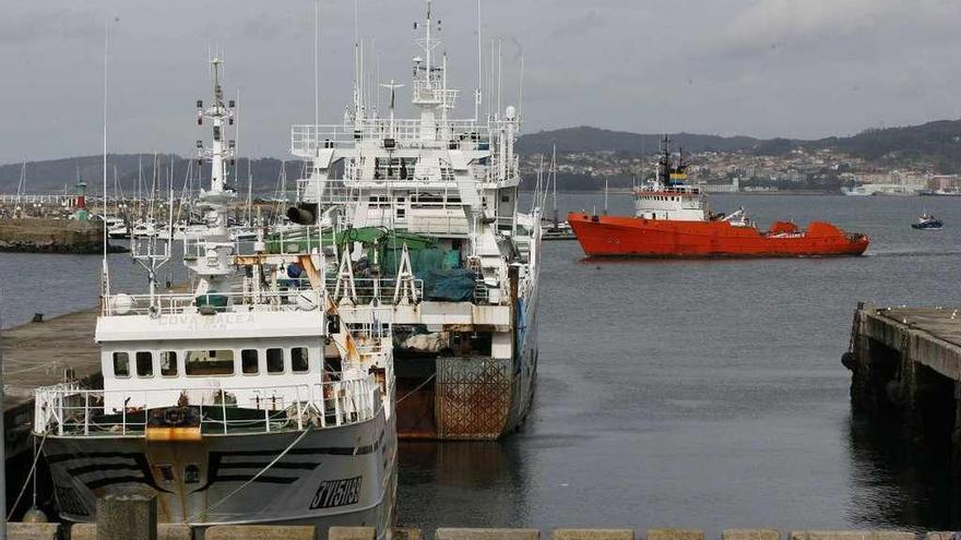 Dous buques amarrados nun porto galego.