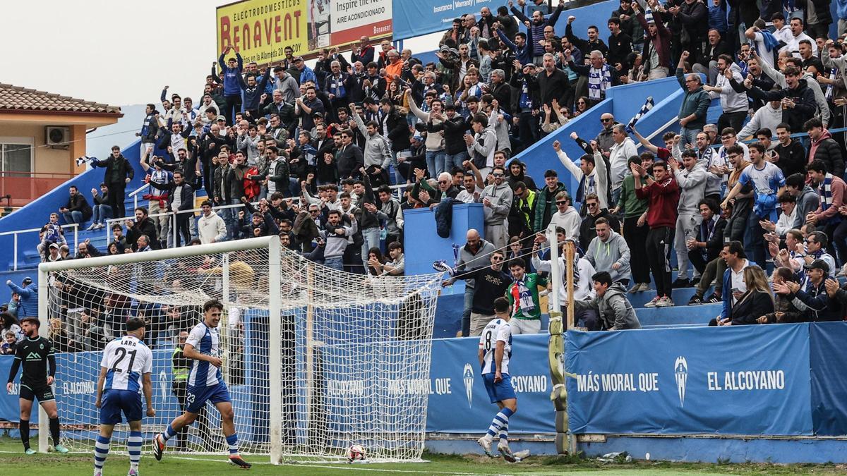 Aficionados del Alcoyano celebran un gol del equipo