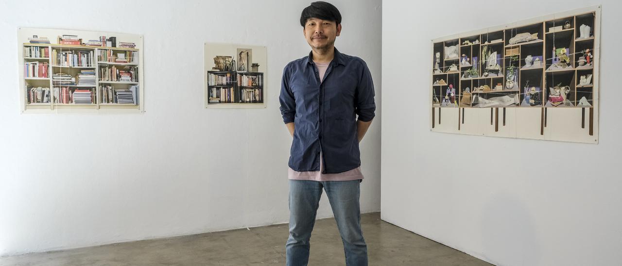 Lim Soo Sik, ayer, en la galería Saro León, con algunas de las once obras que componen la exposición.