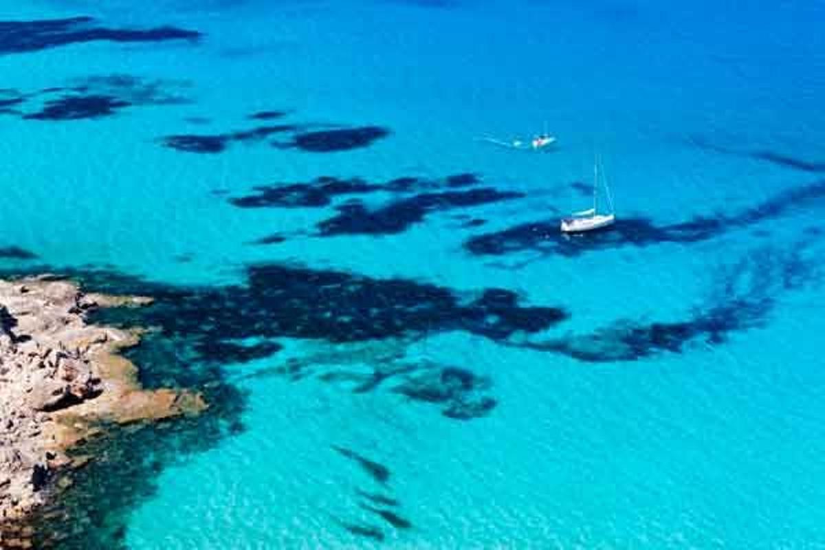 Es Caló de Sant Agusti, en Formentera, es donde algunos practican snorkel en la isla balear.