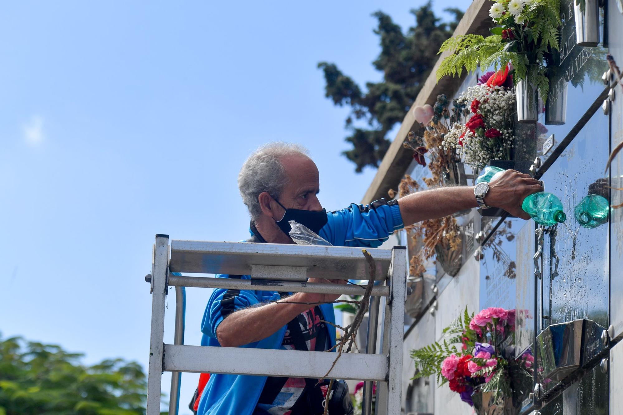 Día de Todos los Santos en el cementerio de San Lázaro (01/11/2021)