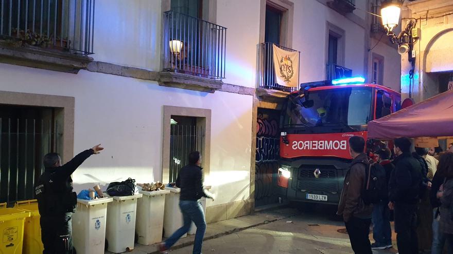 Los Bomberos sofocan un incendio en el Casco Vello, en plena celebración de la Reconquista