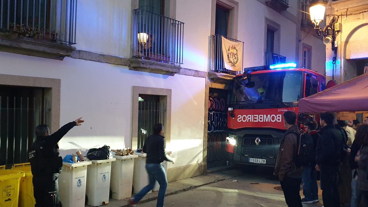 Un incendio en una vivienda obliga a cortar una calle del Casco Vello