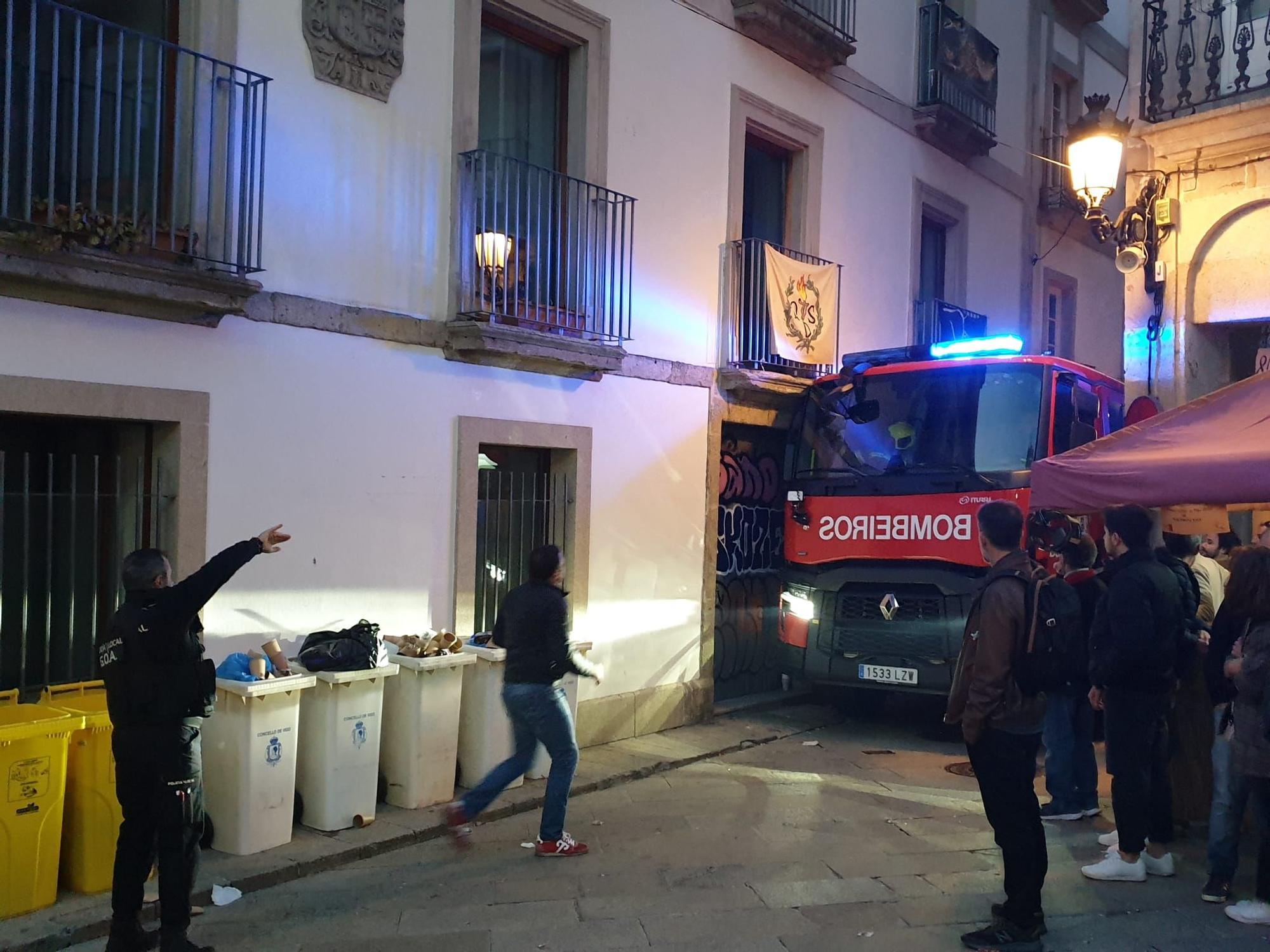 Un incendio en una vivienda obliga a cortar una calle del Casco Vello