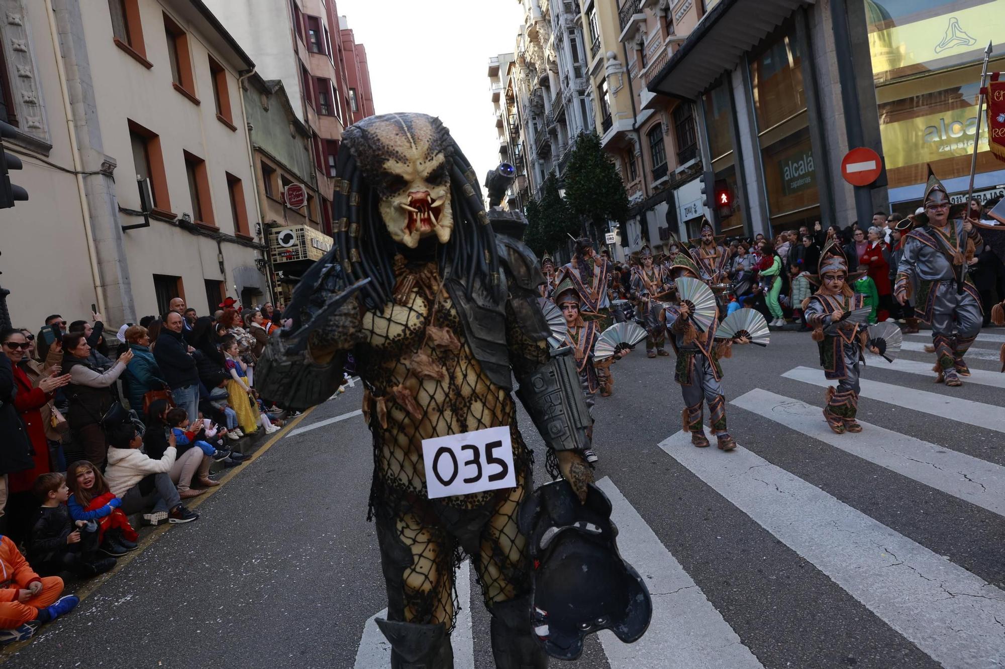 El Carnaval llena de color y alegría las calles de Oviedo