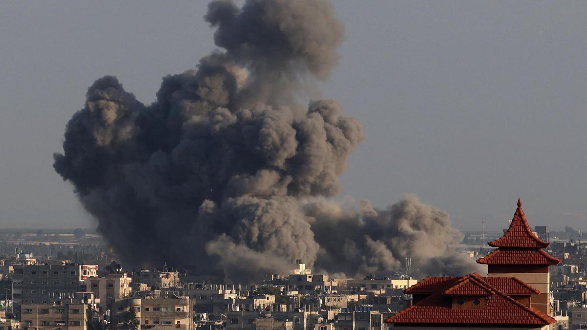 Humo de una explosión por un bombardeo israelí sobre la ciudad de Jan Yunis, en el sur de Gaza, este miércoles.