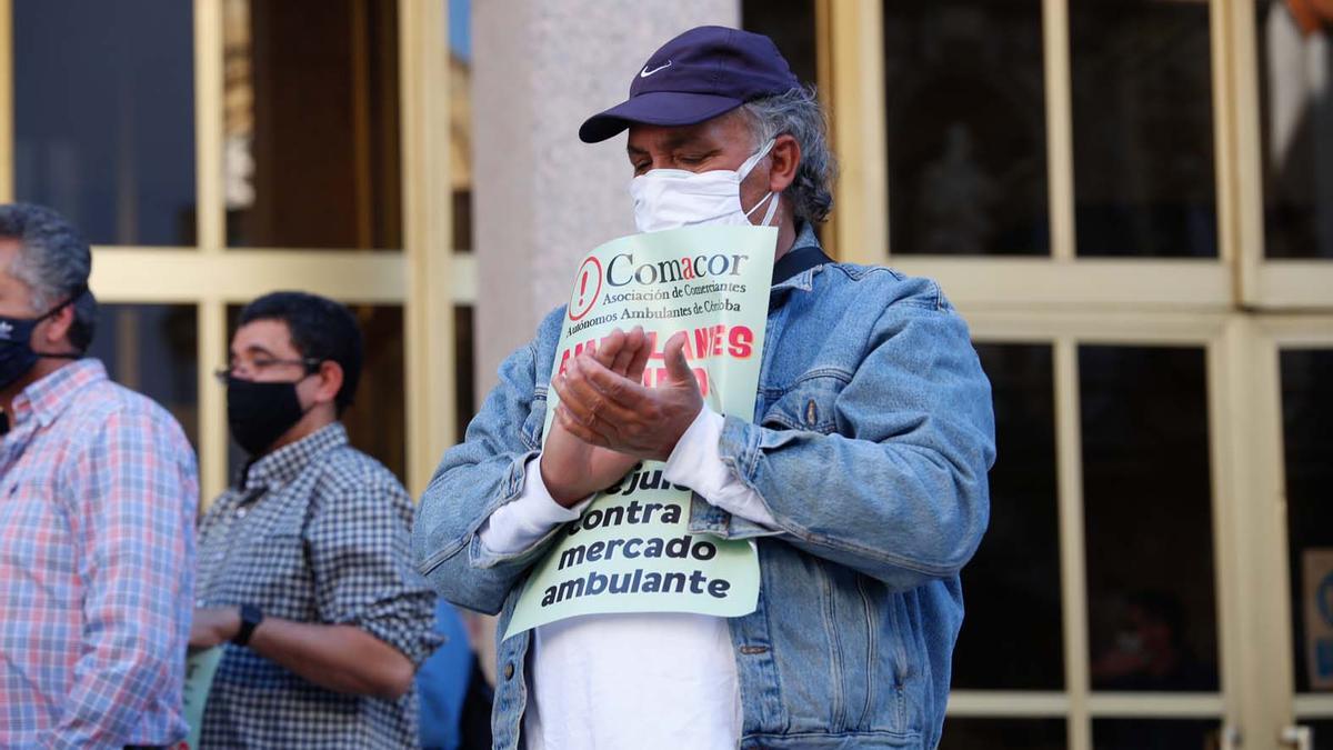 Protesta de los ambulantes ante el Ayuntamiento de Córdoba.