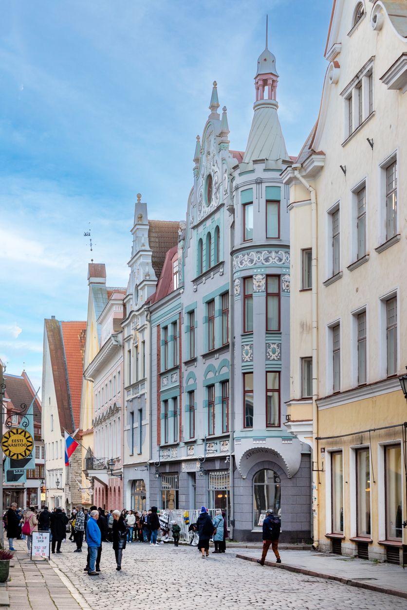 Vista a las antiguas casas medievales en el casco antiguo de Tallin con calles empedradas.