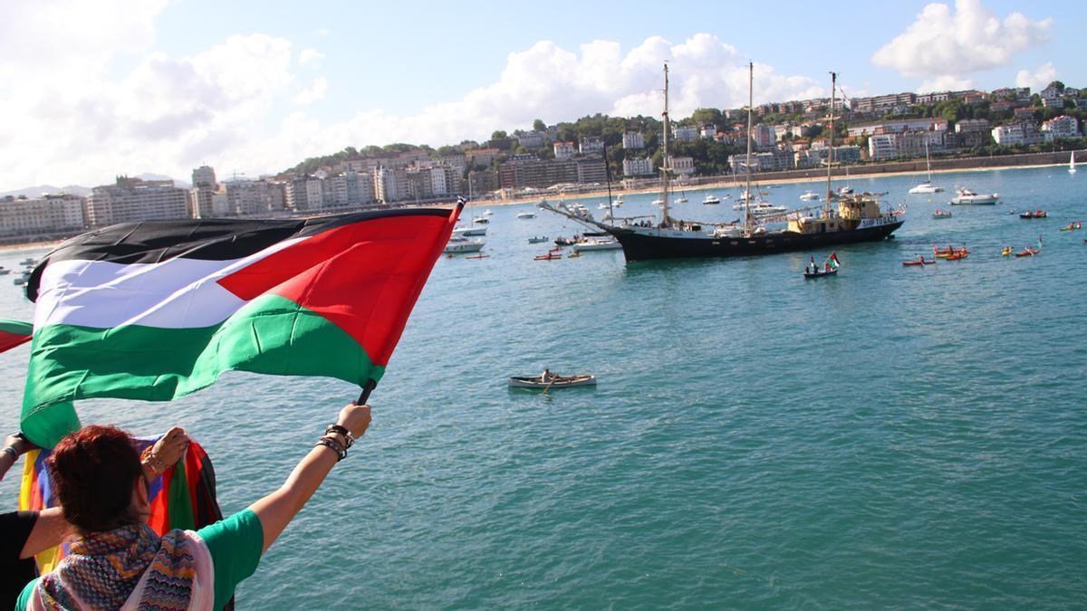 El barco Estelle Donostia llega a Donostia tras volver de la Flotilla de la Libertad hacia Gaza.