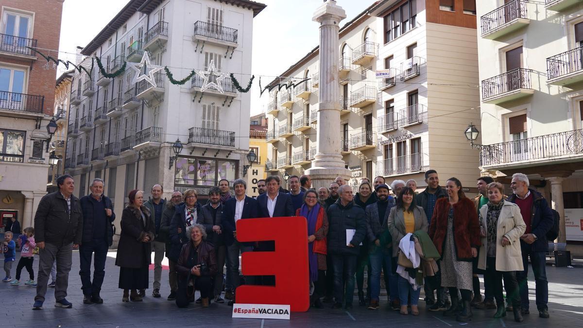 Foto de familia de los integrantes de la Federación de partidos de la España Vaciada, en la plaza del Torico de Teruel.