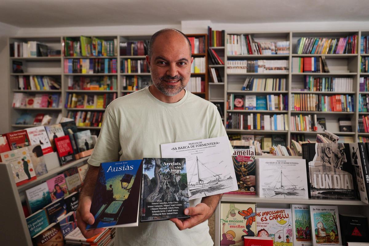 Vicent Marí, librero de Mediterrània, con sus recomendaciones más locales, entre las que se incluye 'Ausiàs' del ibicenco Bernat Joan, que conecta al poeta medieval con la actualidad