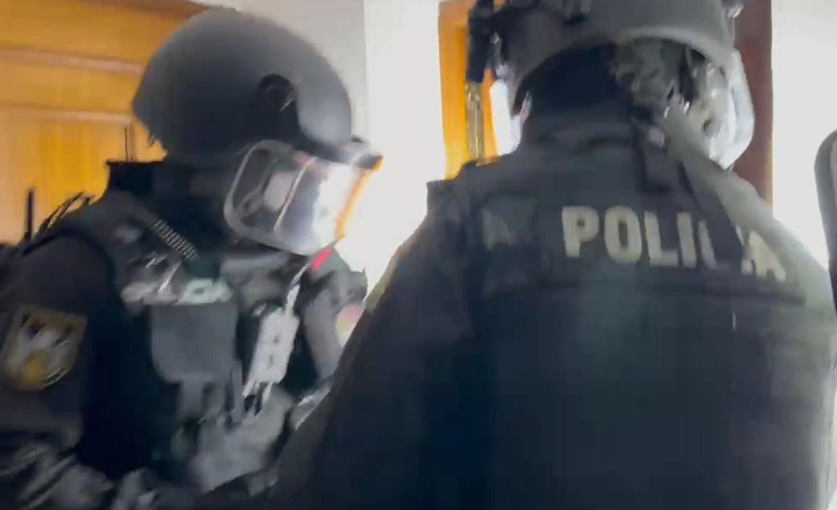 Agentes de la Policía Nacional revientan la puerta del piso en el que se ha desmantelado un importante punto de venta de drogas en el Sector Sur de Córdoba.