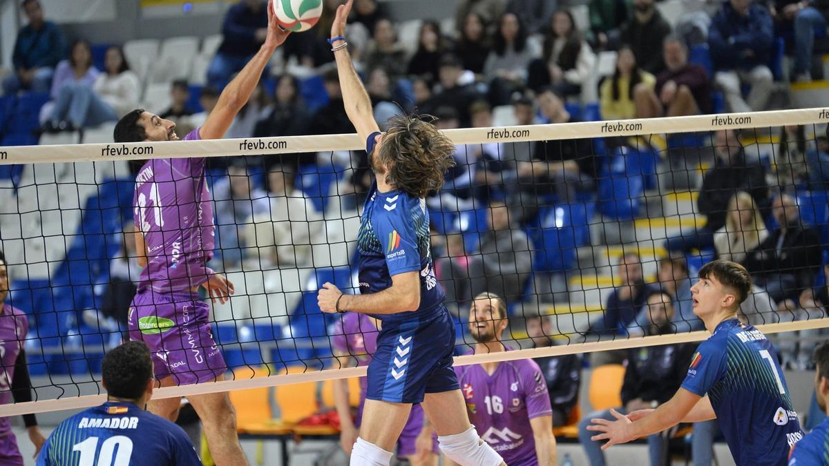 Club Voley Palma y el Conecta Balear Manacor en el derbi disputado en Son Moix.