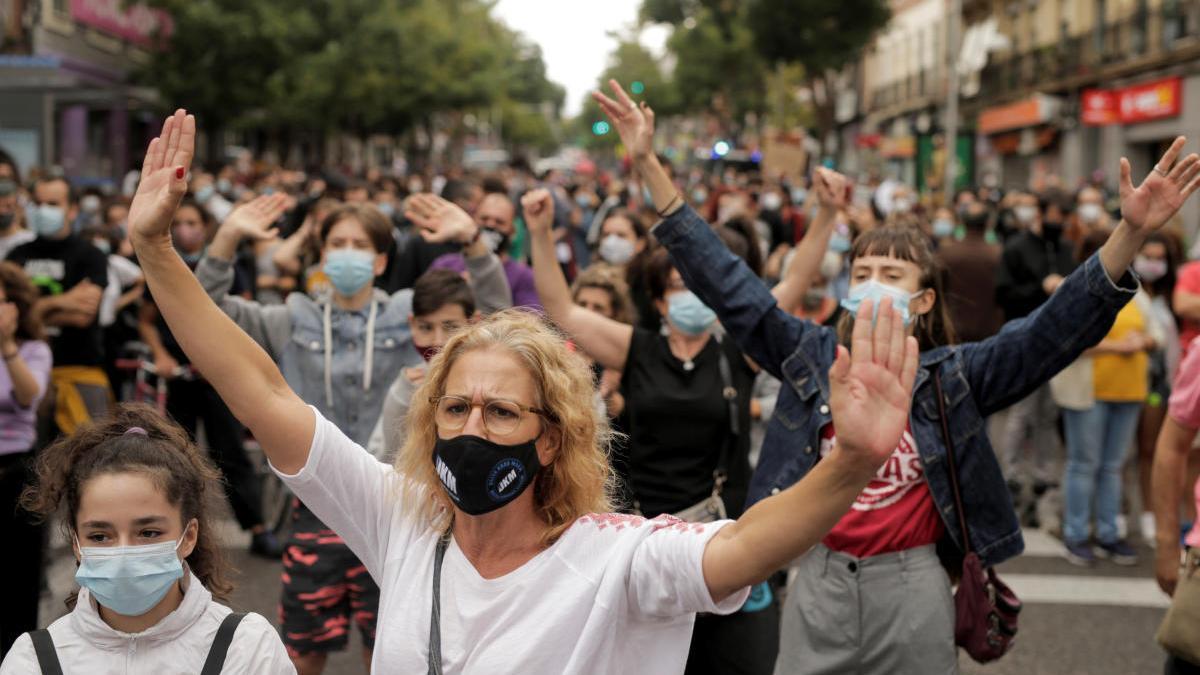 Milers de veïns dels barris confinats de Madrid protesten davant dels centres de salut