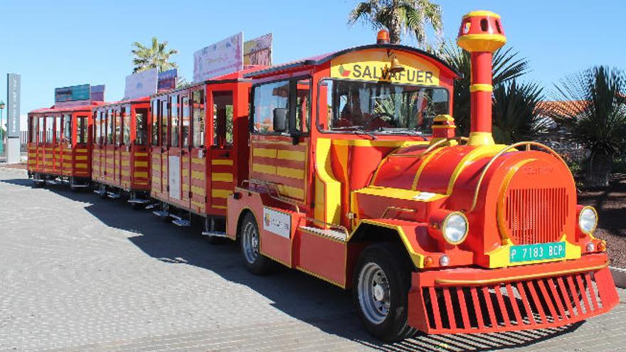 Imagen del tren turístico que recorre de nuevo las calles de la localidad turística de Caleta de Fuste.