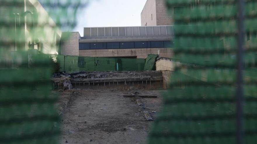 La calle cubierta del hospital Reina Sofía seguirá cortada