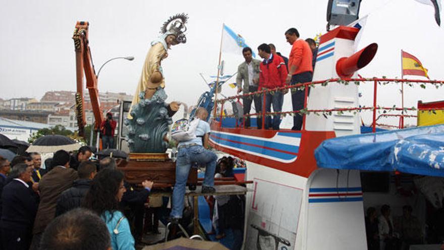 La subida de la Virgen a la embarcación es uno de los momentos más emotivos. // Carmen Giménez