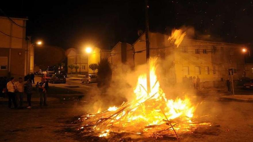 Hoguera celebrada el pasado año en el barrio de A Seca.