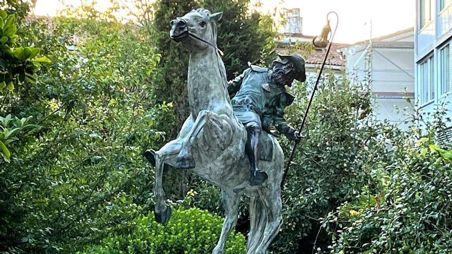 Escultura del Caballo Blanco de Santiago en el Babylon Garden Café