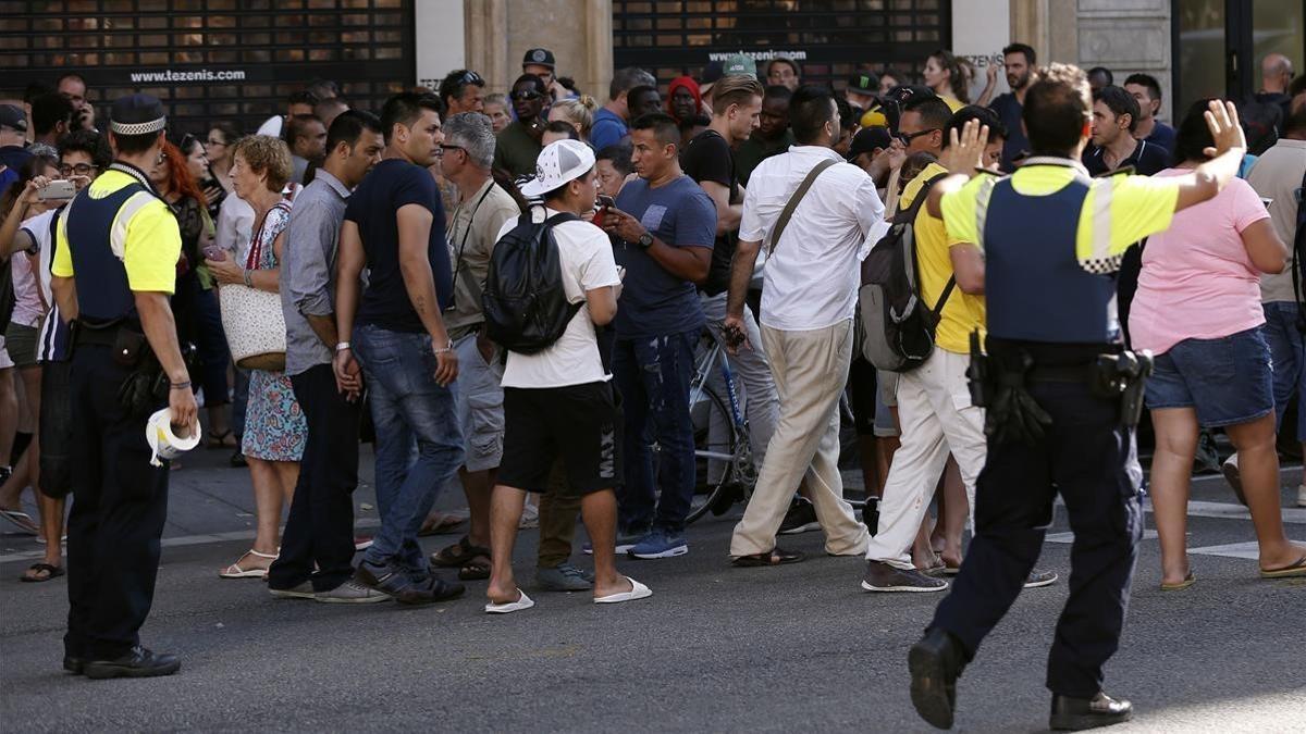 Una furgoneta arrolla a varias personas en la Rambla de Barcelona