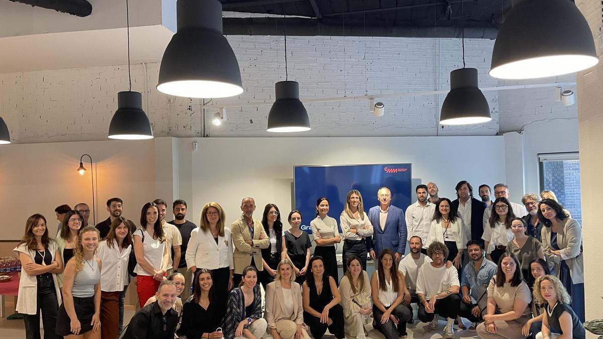 Foto de grupo de los participantes en el encuentro organizado por el Club de Márketing del Mediterráneo.q