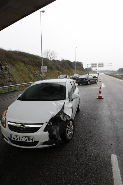 Accidente múltiple en la A8 en la salida próxima de Viesques