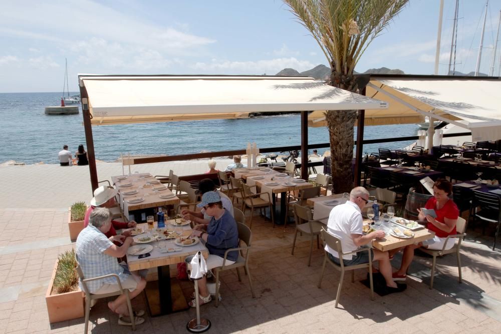 Turistas y locales disfrutan de un día de playa