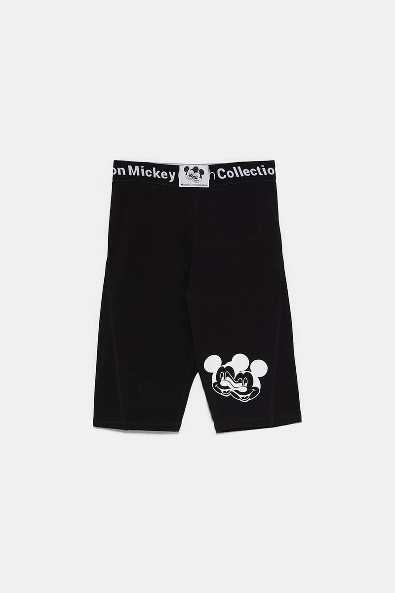 Legging corto en color negro con estampación de Mickey de Zara. (Precio: 12, 95 euros)