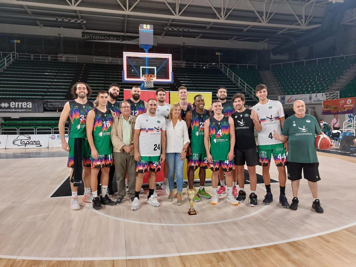 El Cáceres posa con el trofeo.