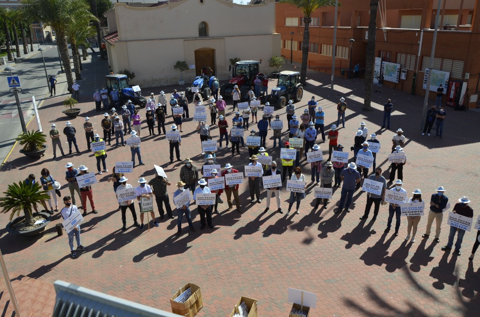 Concentración de regantes y vecinos en Los Montesinos.