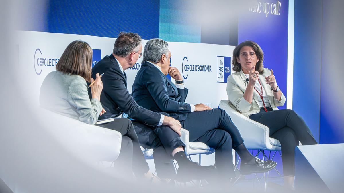 Teresa Ribera, vicepresidenta de Transición Limpia, Justa y Competitiva de la Comisión Europea - Luca de Meo, CEO del Grupo Renault - Jeromin Zettelmeyer, director del Instituto Bruegel - Moderadora: Teresa Garcia-Milà, vicepresidenta del Cercle d’Economia.
