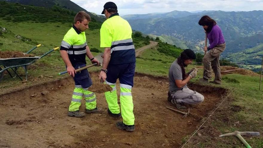 Operarios y arqueólogos, excavando en Carraceo el pasado verano.