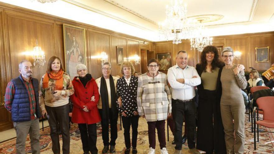 La recepción municipal a los galardonados.  | MIKI LÓPEZ