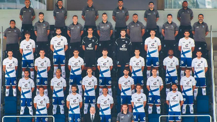 Foto de familia del CD Tenerife 2019/2020, con Miguel Concepción y todo el equipo técnico encabezado por Rubén Baraja