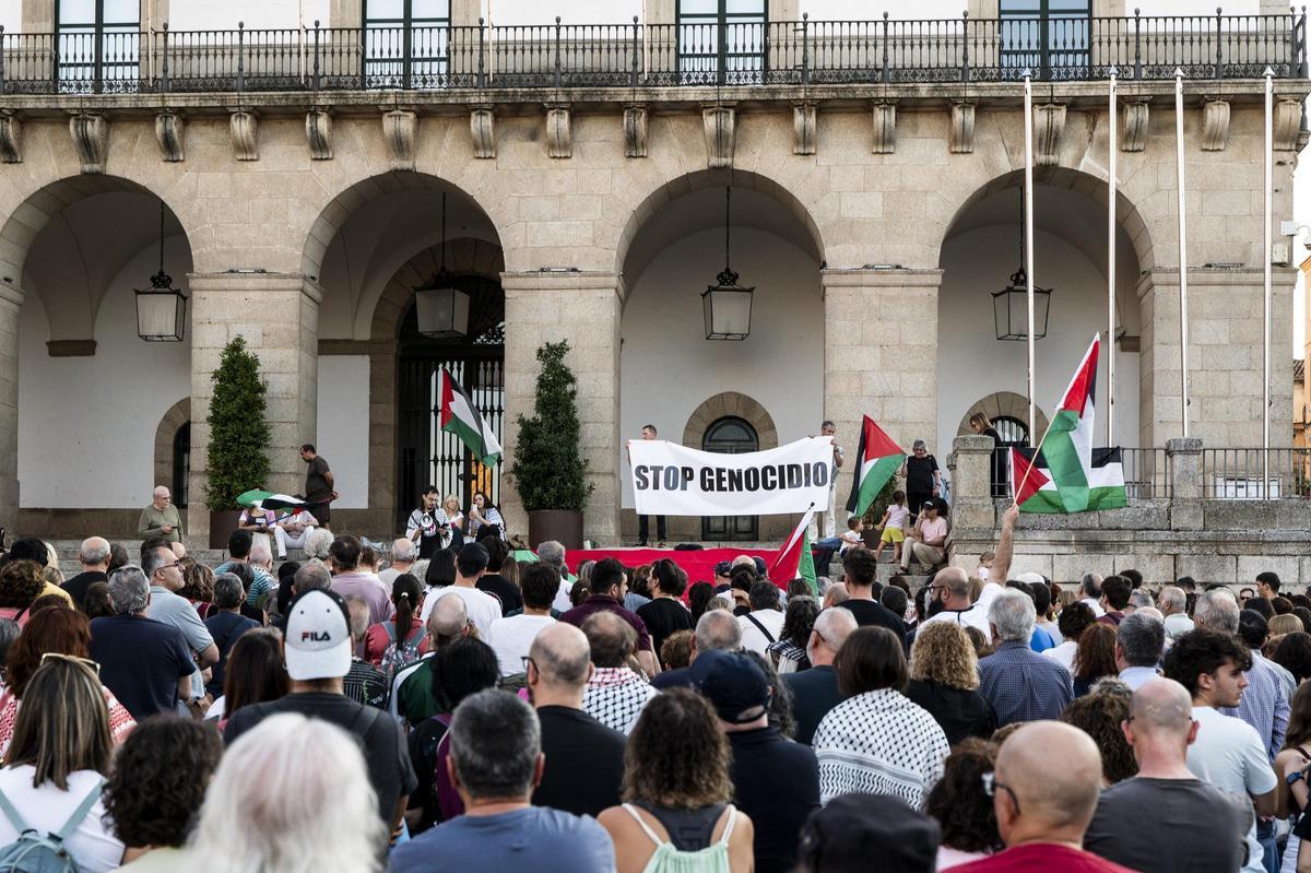 FOTOGALERÍA | Concentración en Cáceres en apoyo a la flotilla humanitaria