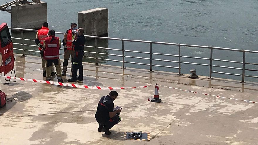 Despegue de un dron para la búsqueda del menor desaparecido en el Ebro.