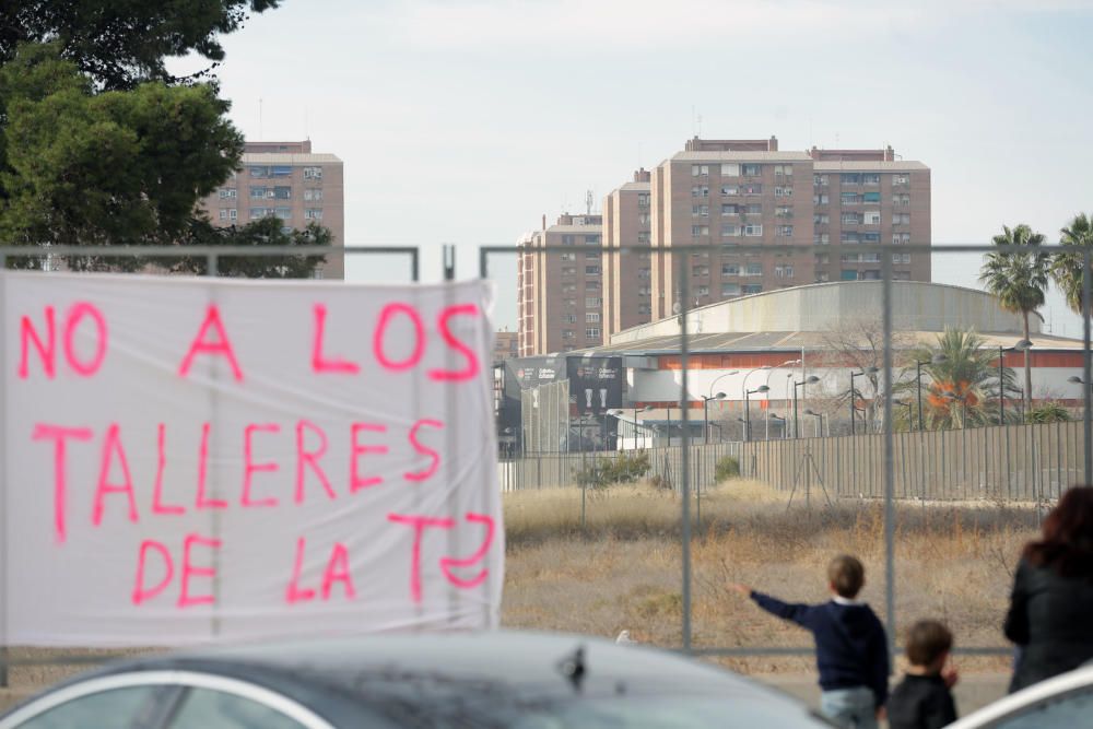 Manifestación vecinal en contra de los talleres de la T2 en Quatre Carreres