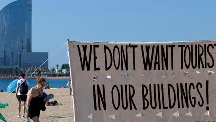 Pancarta en la playa de Barcelona.