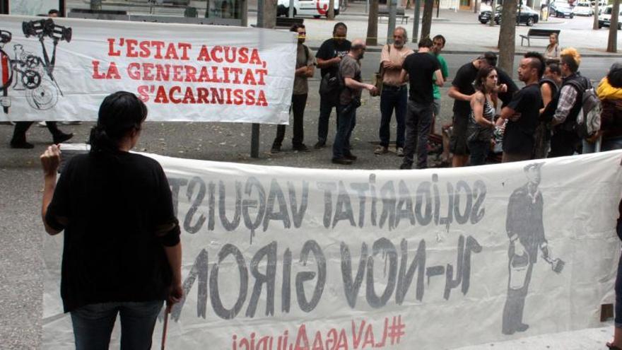 Concentració de suport als vuit activistes acusats dels aldarulls violents a la Cambra de Comerç.