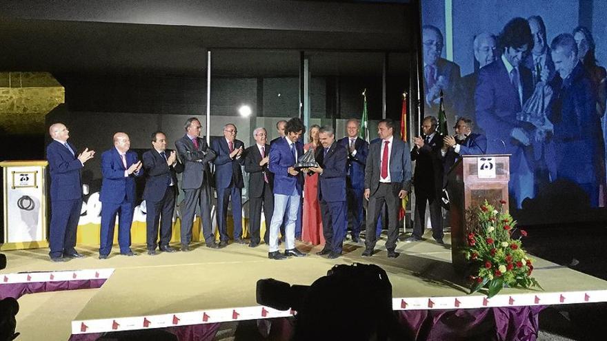 Morante recoge el premio como triunfador de la feria del 2015 de Badajoz