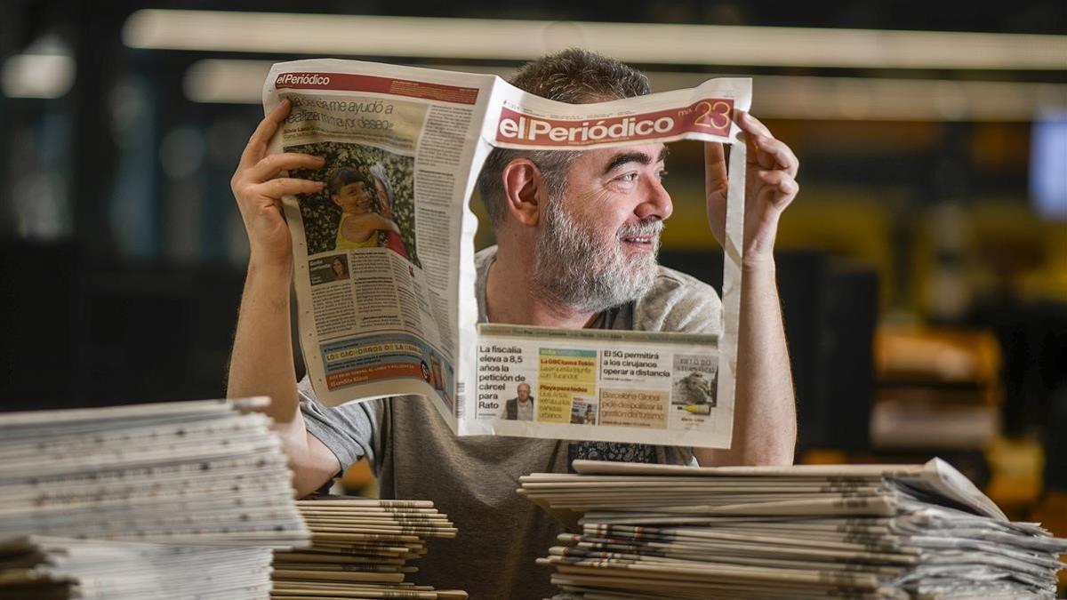 El periodista y escritor Pau Arenós, en la redacción de El Periódico.