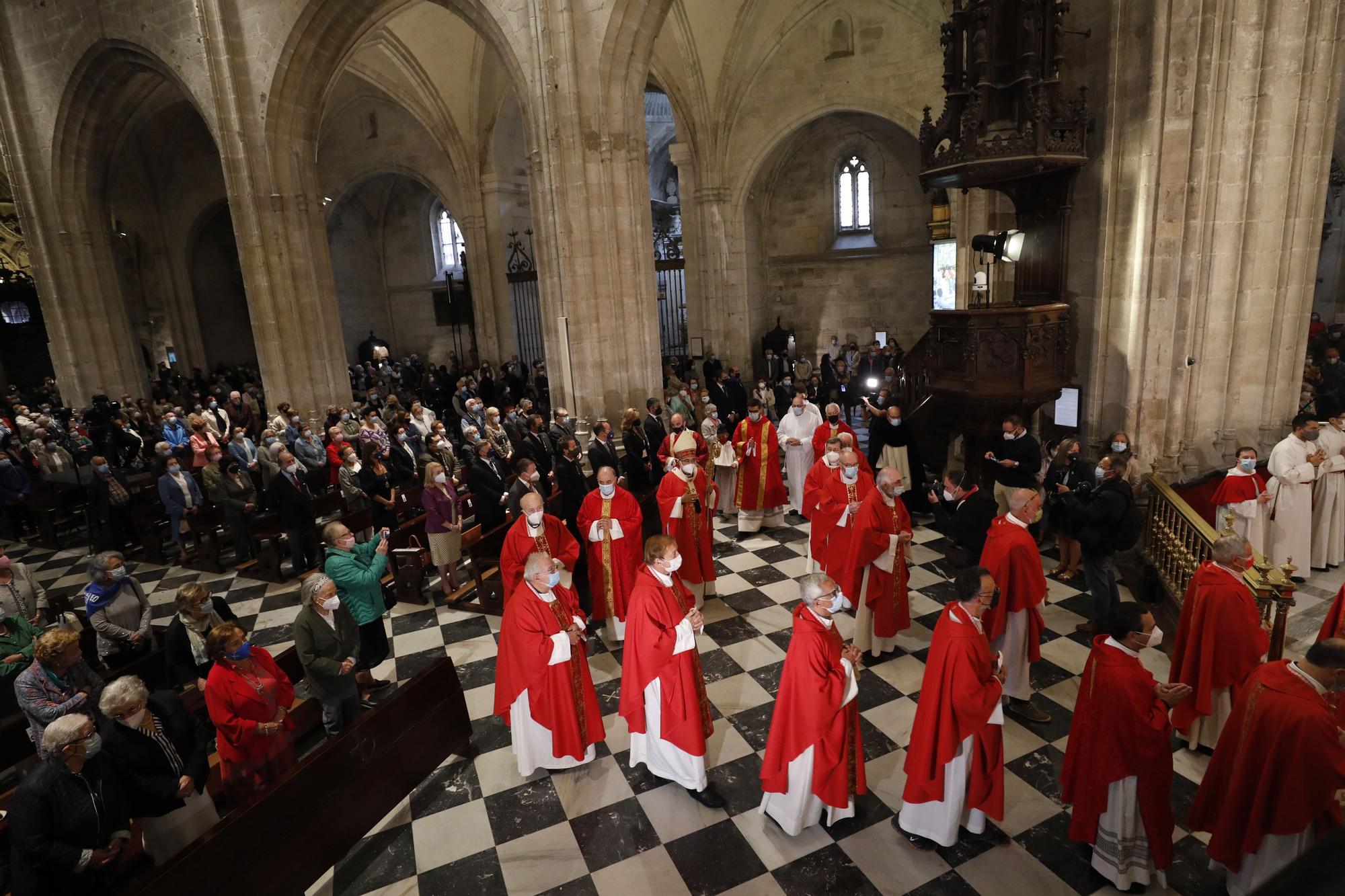 Sancta normalidad: la Catedral de Oviedo cierra el Jubileo con una misa multitudinaria