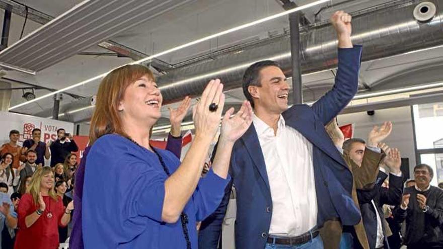 La secretaria general del PSOE, Francina Armengol, con Pedro Sánchez en un mitin en Mallorca.