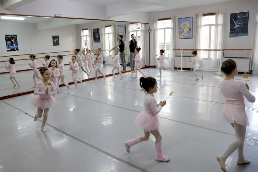 Una treintena de alumnos del conservatorio Copelia, de entre 6 y 14 años, actúan en el famoso ballet de Tchaikovski en la función que el  Ballet Imperial Ruso ofrecerá en Vigo.