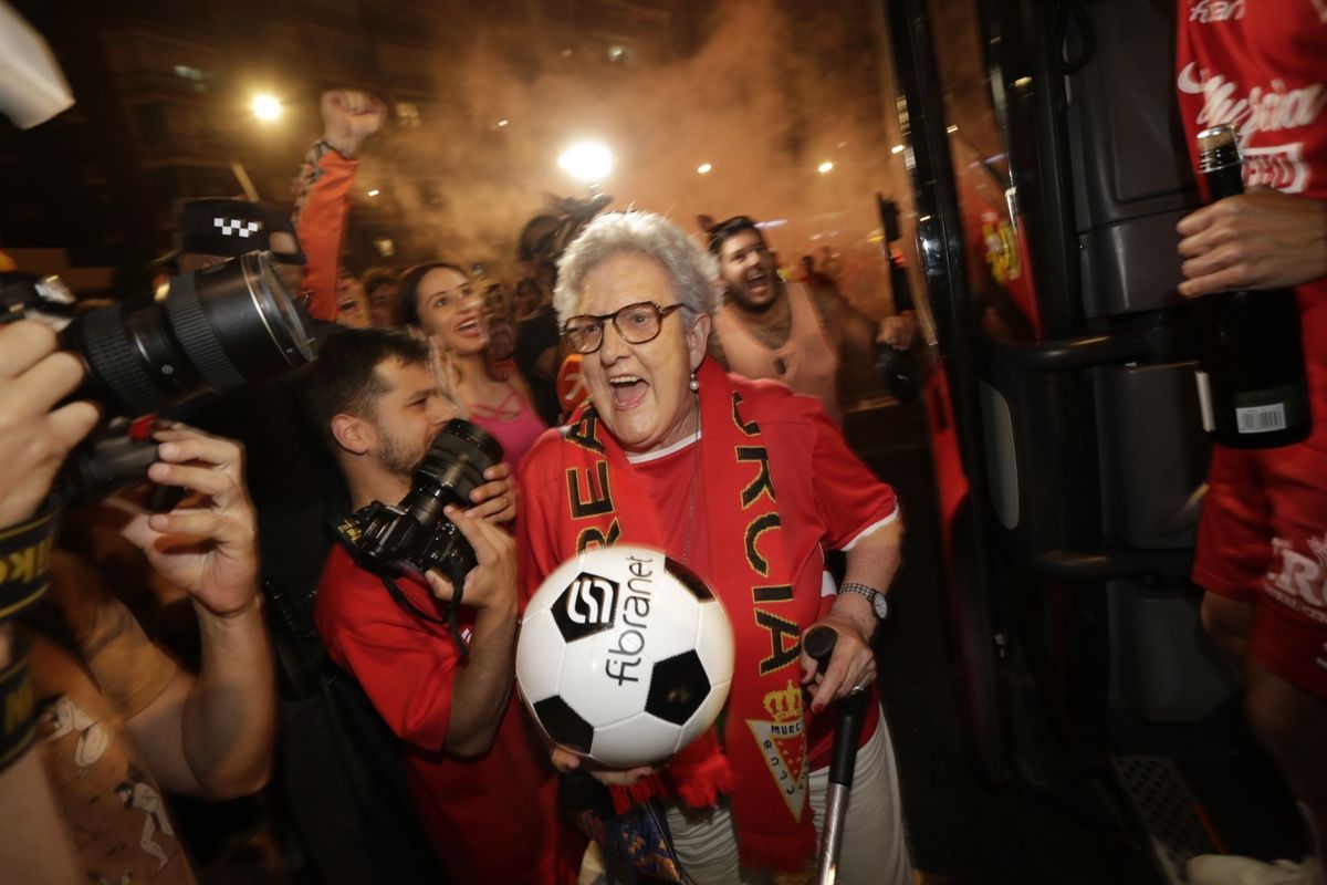 La Circular se llena para celebrar el ascenso del Real Murcia