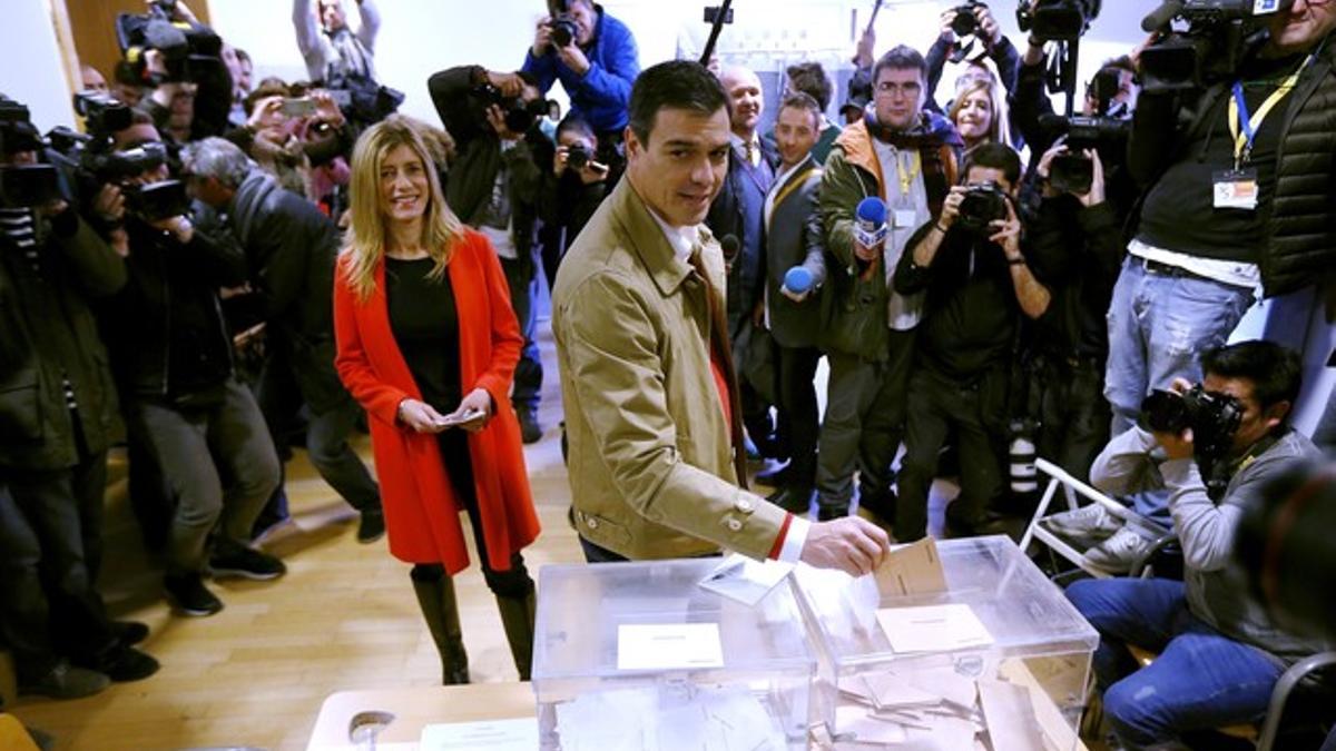 Pedro Sánchez deposita su voto