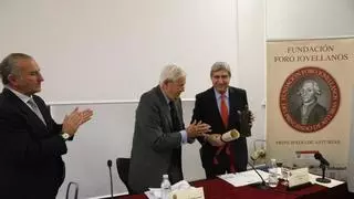 El Foro Jovellanos inviste al catedrático José Luis García Delgado como patrono de honor: "Siempre navegó a favor del bien común"