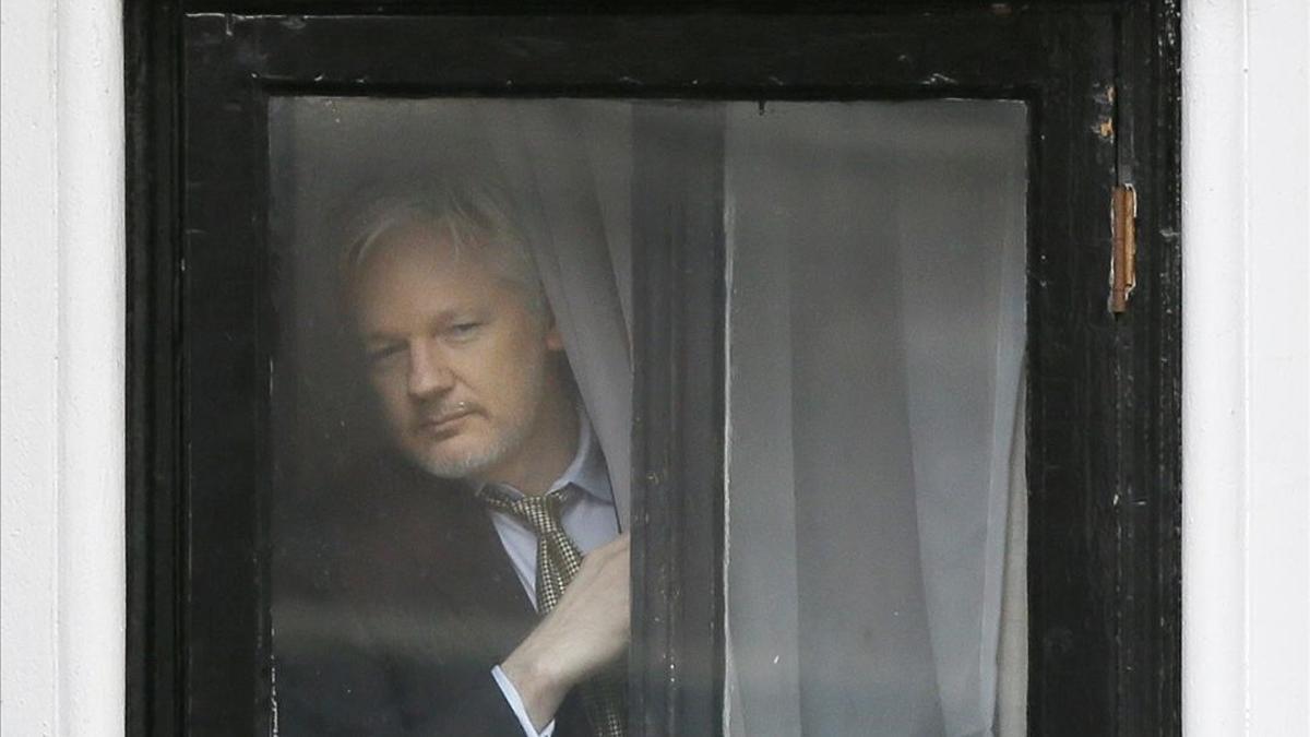 jjubierre32675863 wikileaks founder julian assange appears at the window befor170307162814