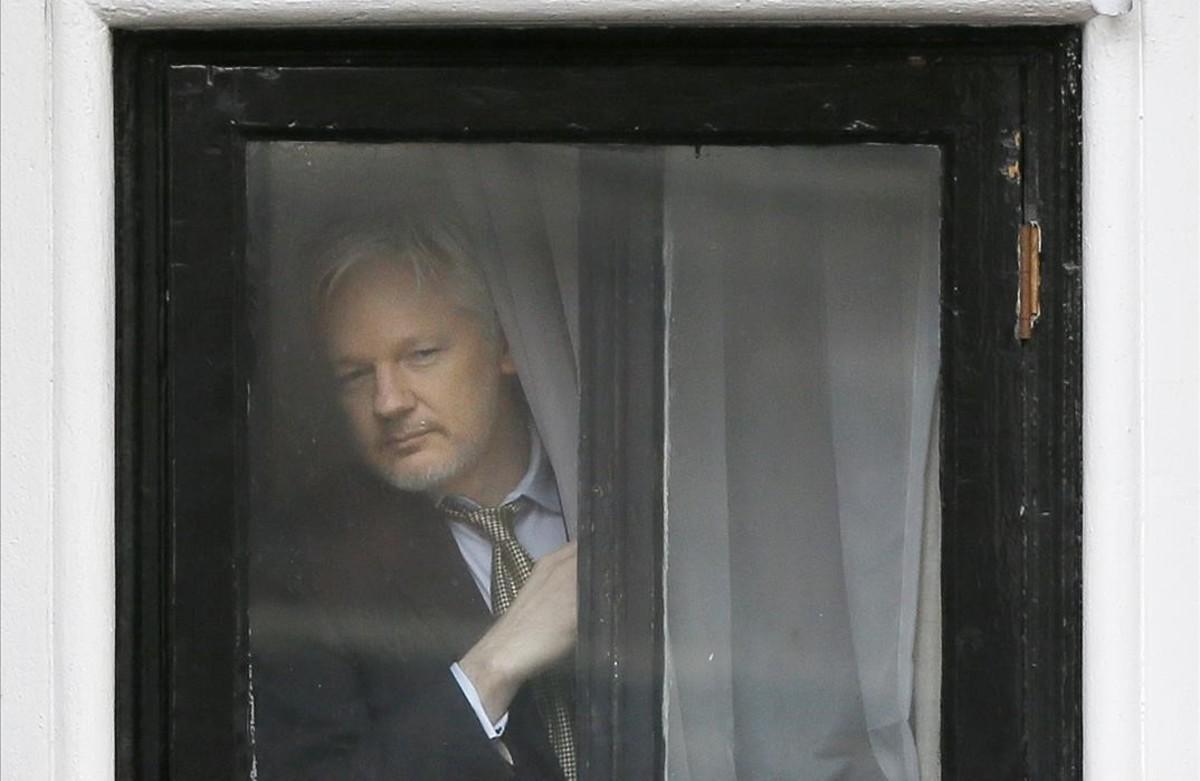 jjubierre32675863 wikileaks founder julian assange appears at the window befor170307162814